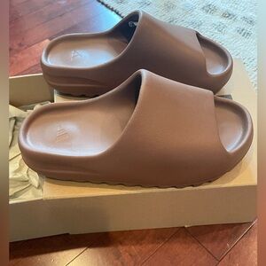 Adidas Yeezy Slides “Brand New”